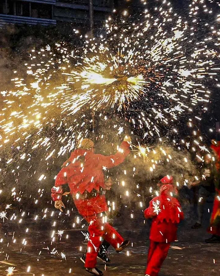 Imatge d'un ball de diables amb espurnes saltant.