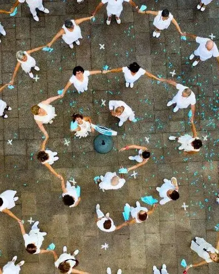 Pla zenital d'un grup de dansaires ballant una sardana.