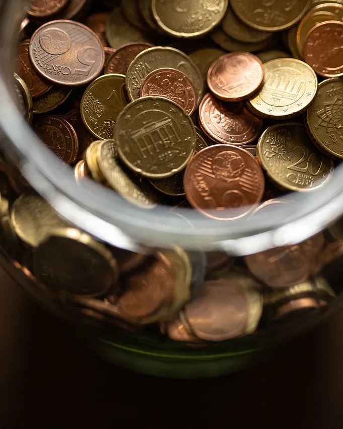 Imatge d'un pot ple de monedes de cinc, 10, 20 i 50 cèntims d'euro.