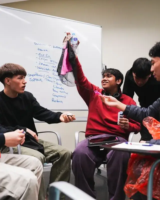 Joves treballen en grup a una formació del Projecte de Vida Professional a Barcelona Activa