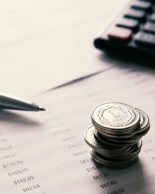 Una calculadora i diners.