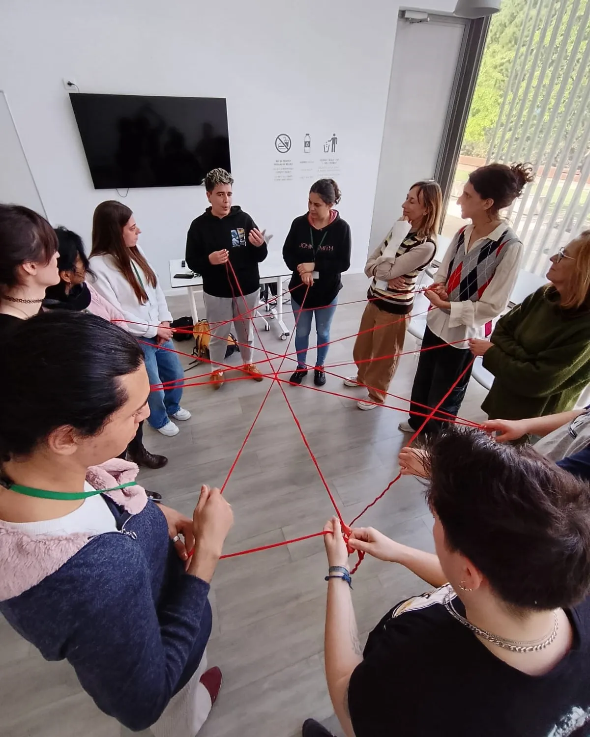 Dones fent una activitat de grup amb fils