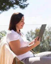 dona al sol amb una tauleta