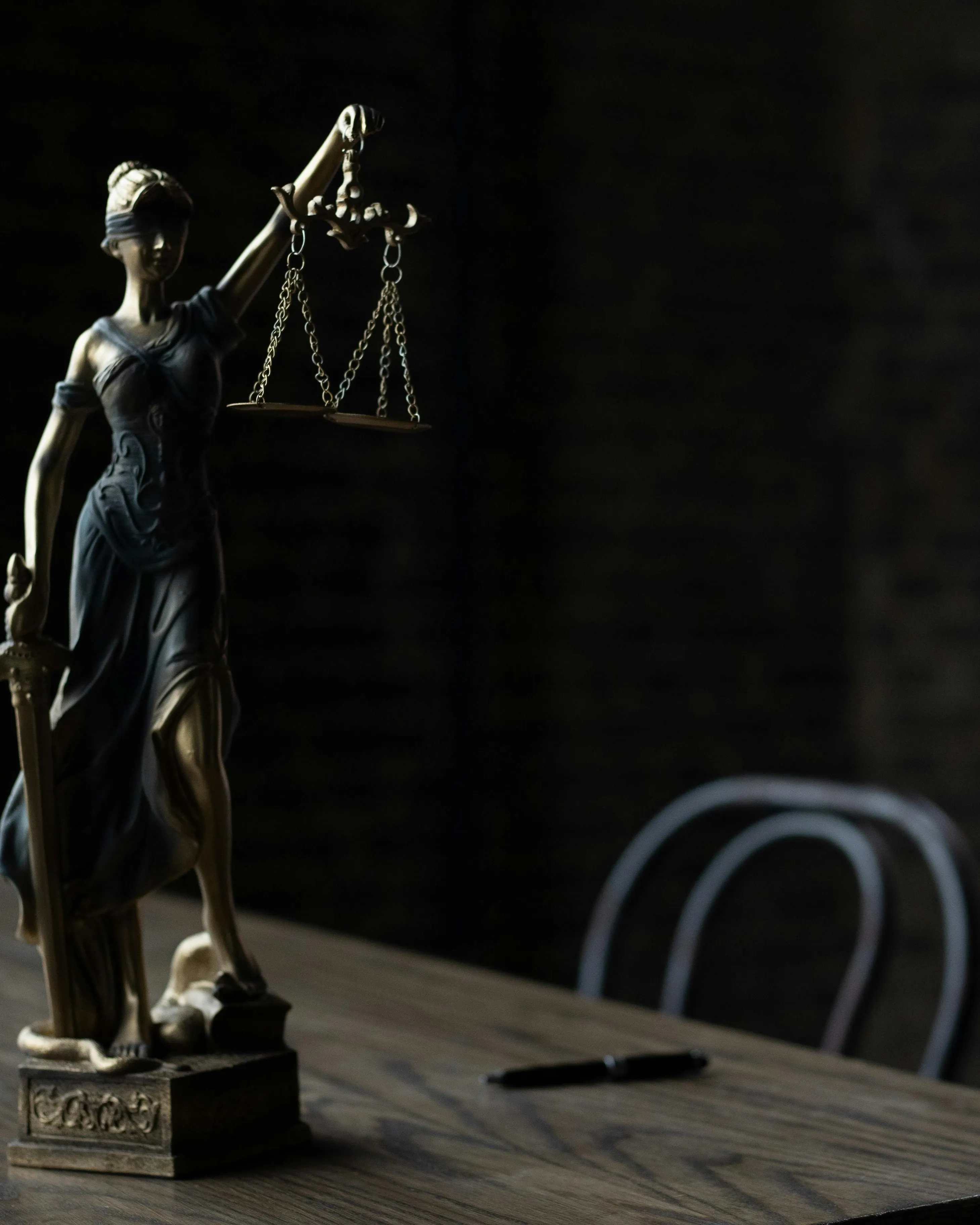Escultura de la Justícia: una dona amb una balança a la mà i els ulls envenats.
