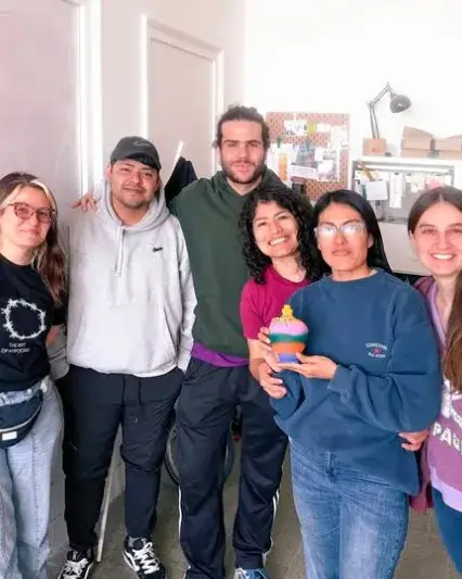 Fronteres Invisibles treballa amb jovent, escoles i entitats a través de jocs, formacions i altres recursos pedagògics per fer visibles les desigualtats que afronten les persones migrades.