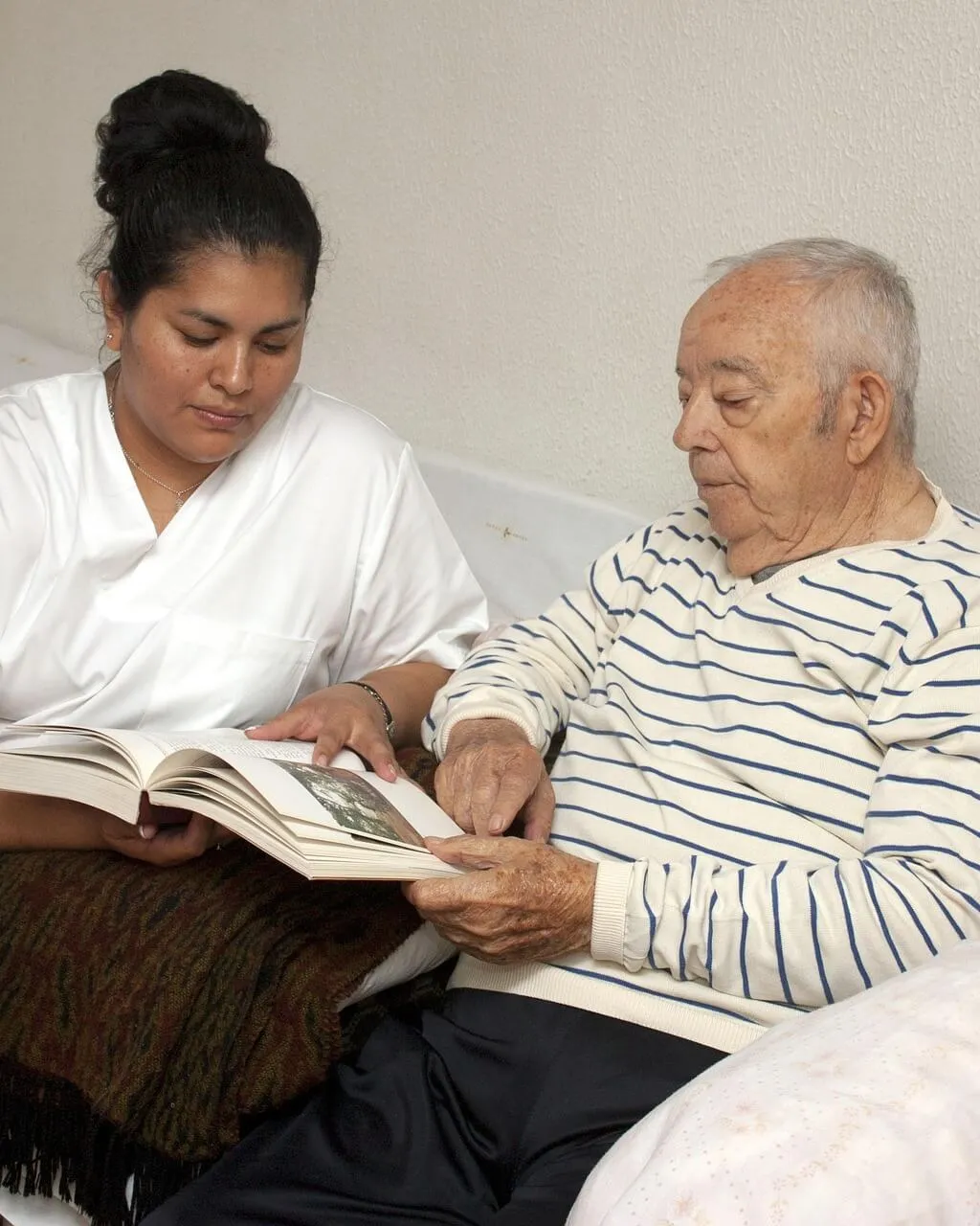 Cuidadora ajudant a una persona gran