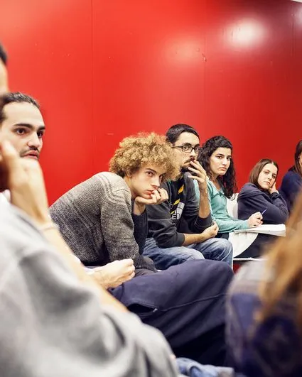 Reunió d'un grup de joves de diferents entitats