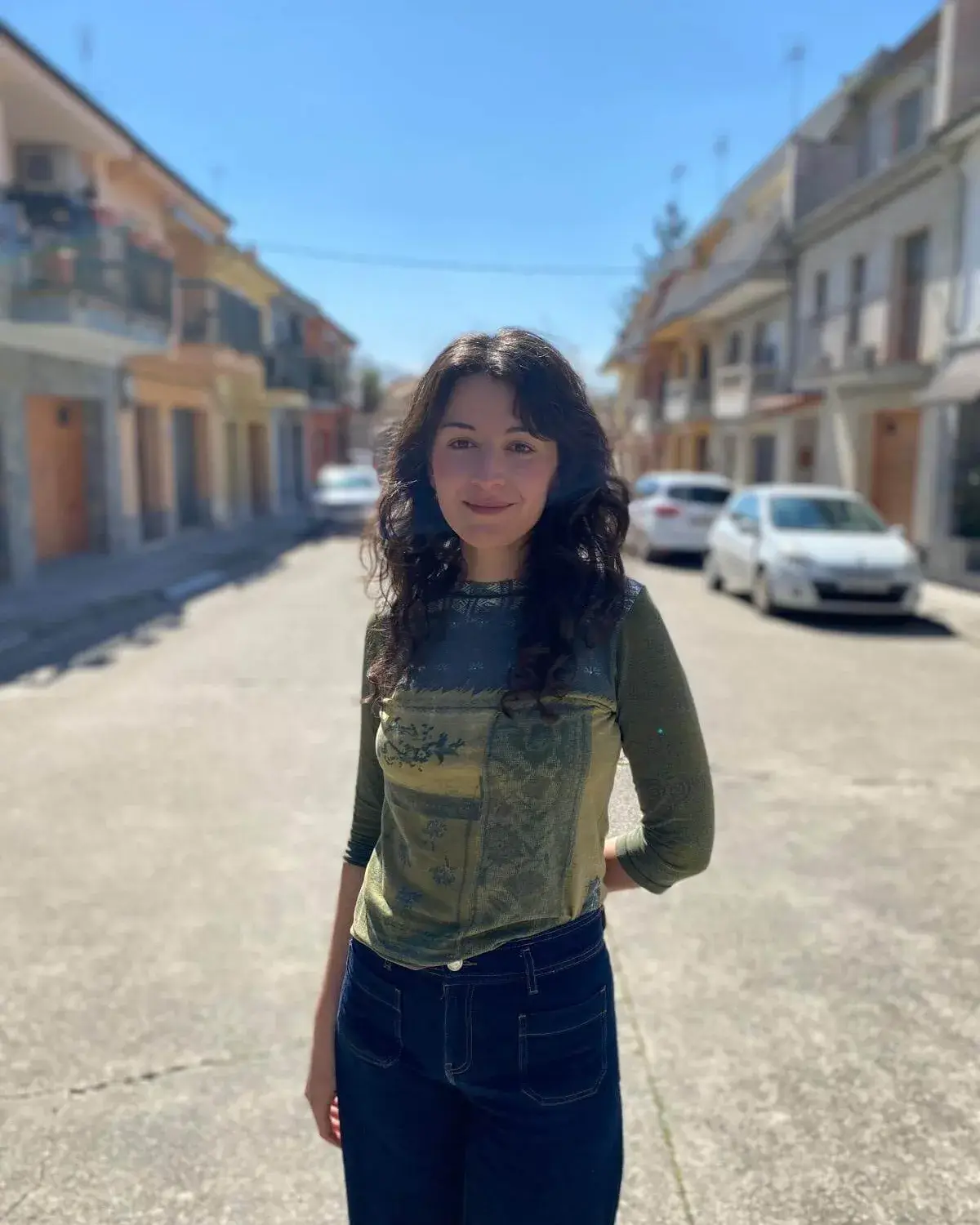 La Marta, autora de l'article, al mig d'un carrer.