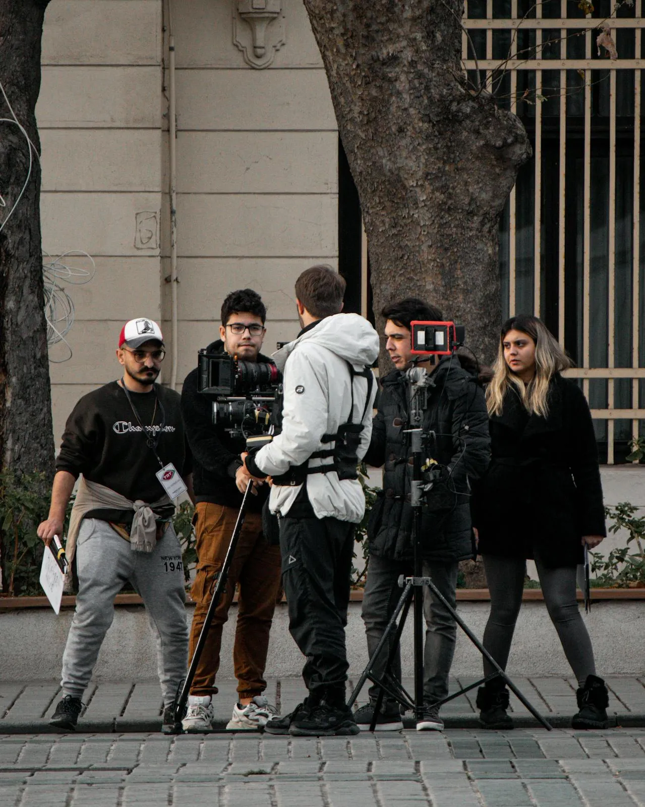 Un grup de periodistes instal·lant equipament en un carrer