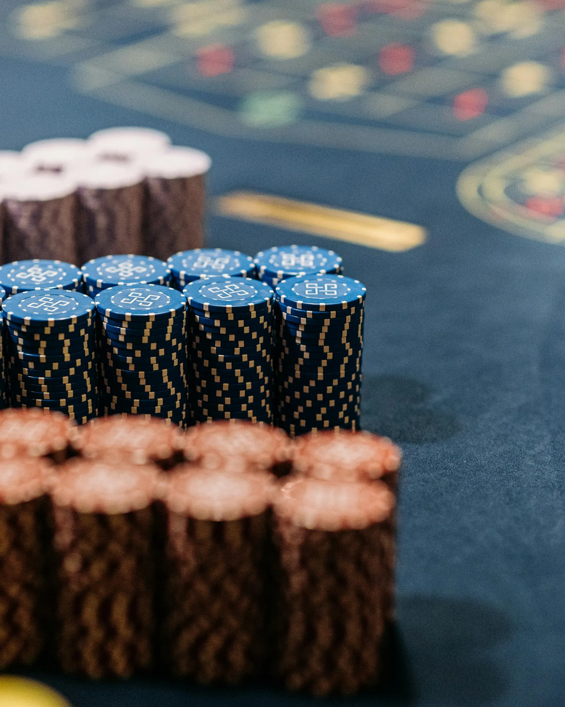 Fitxes de casino apilades sobre una taula de ruleta.