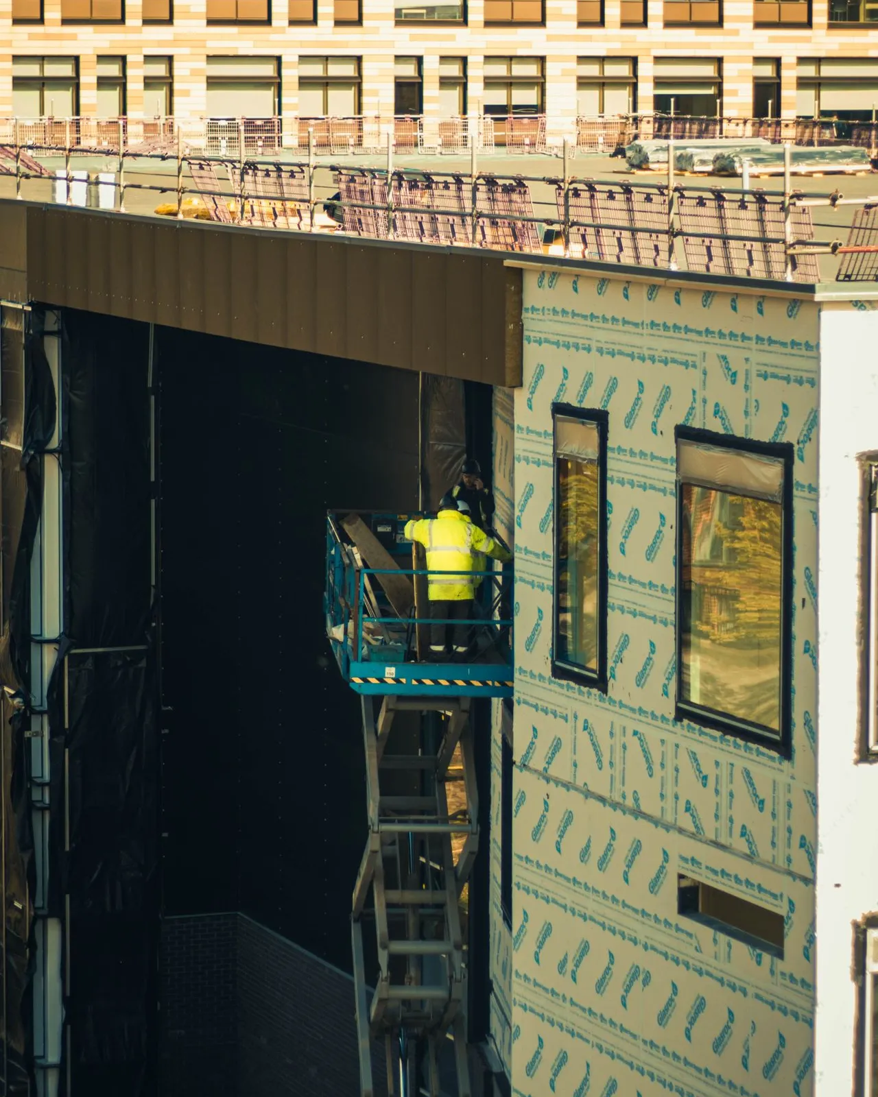 Treballador de la construcció en una plataforma d'una obra d'un gratacels