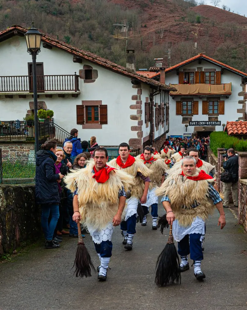 Homes amb vestimenta tradicional desfilen per Ituren, Espanya.