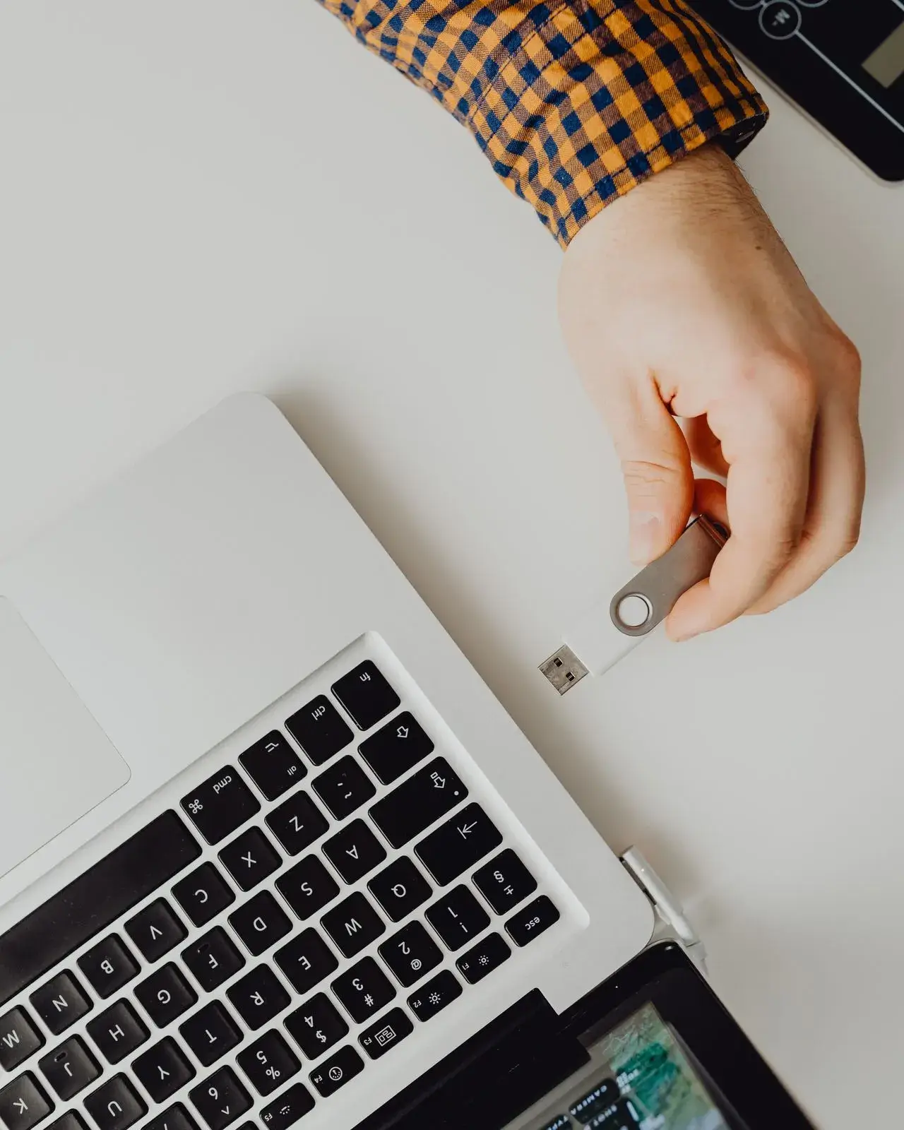 Inserció manual d'una memòria USB en un portàtil