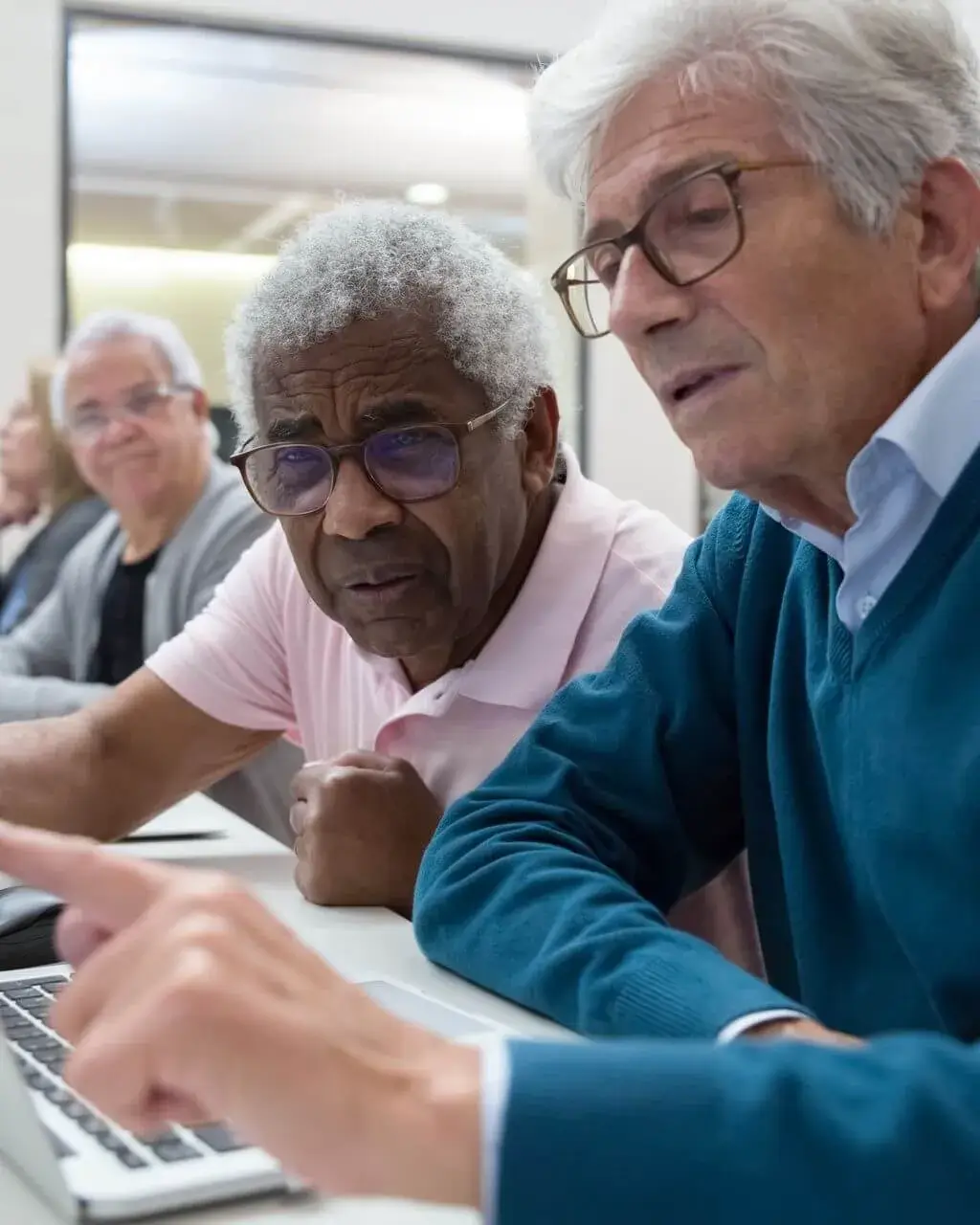Persones grans col·laborant i aprenent tecnologia
