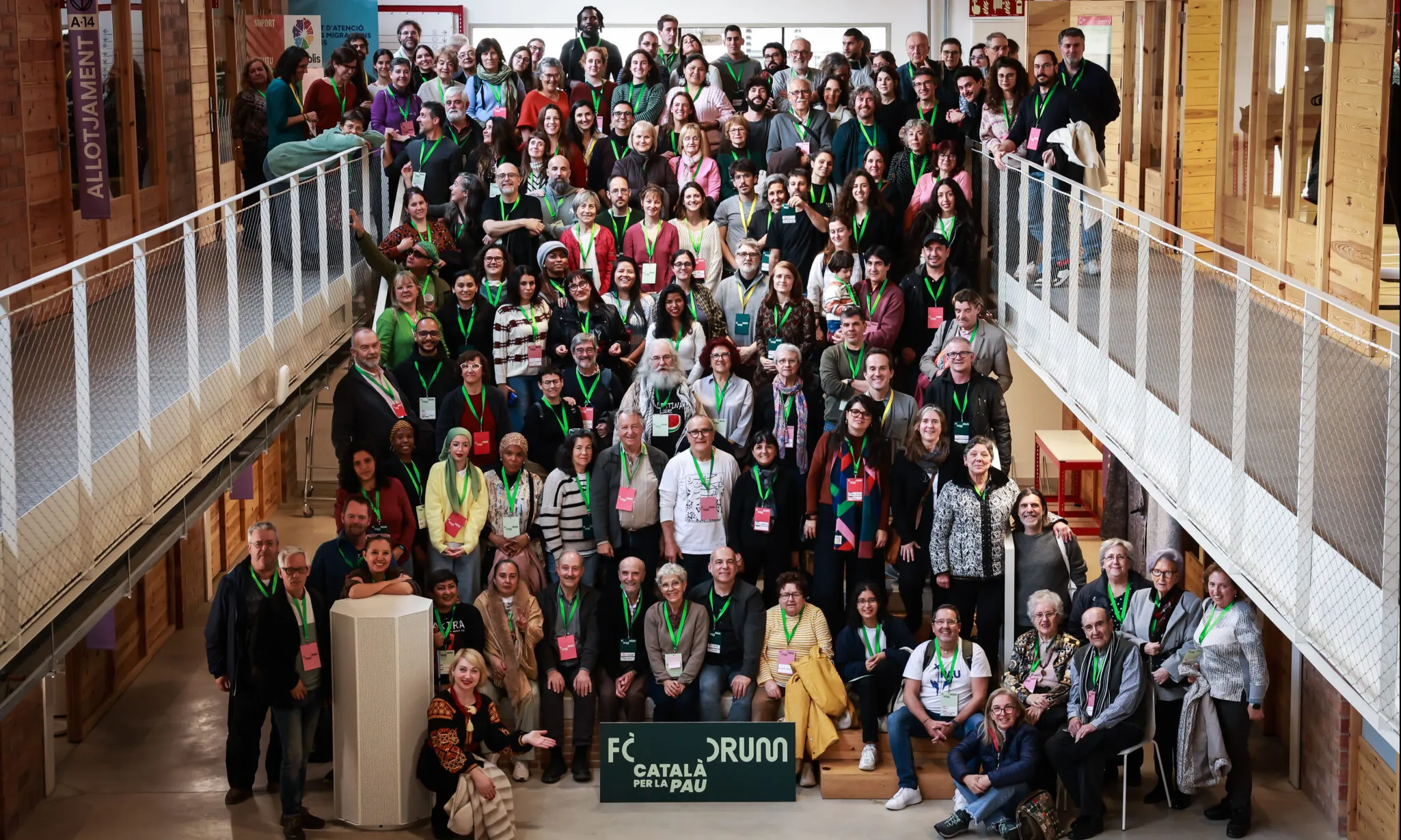 Fotografia de grup a la sessió de tancament del procés participatiu del Fòrum Català per la Pau.