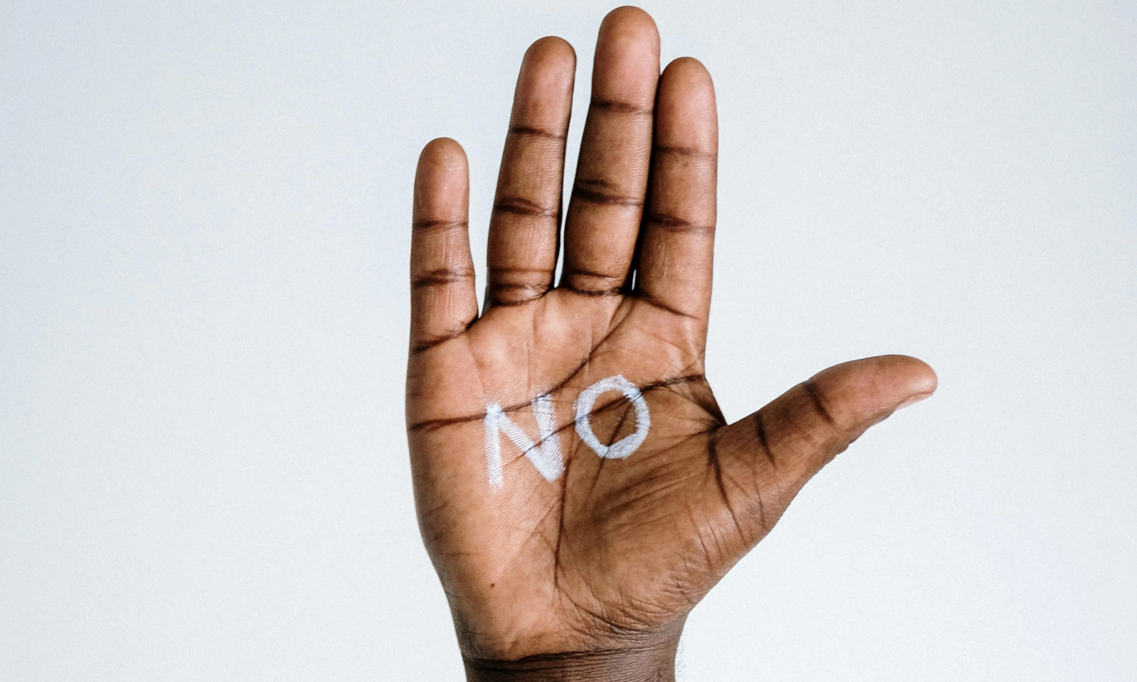 'La Cadira Vermella' aborda algunes de les diverses violències sexuals a les quals estan exposades moltes dones al llarg de les seves vides. Font: Pexels