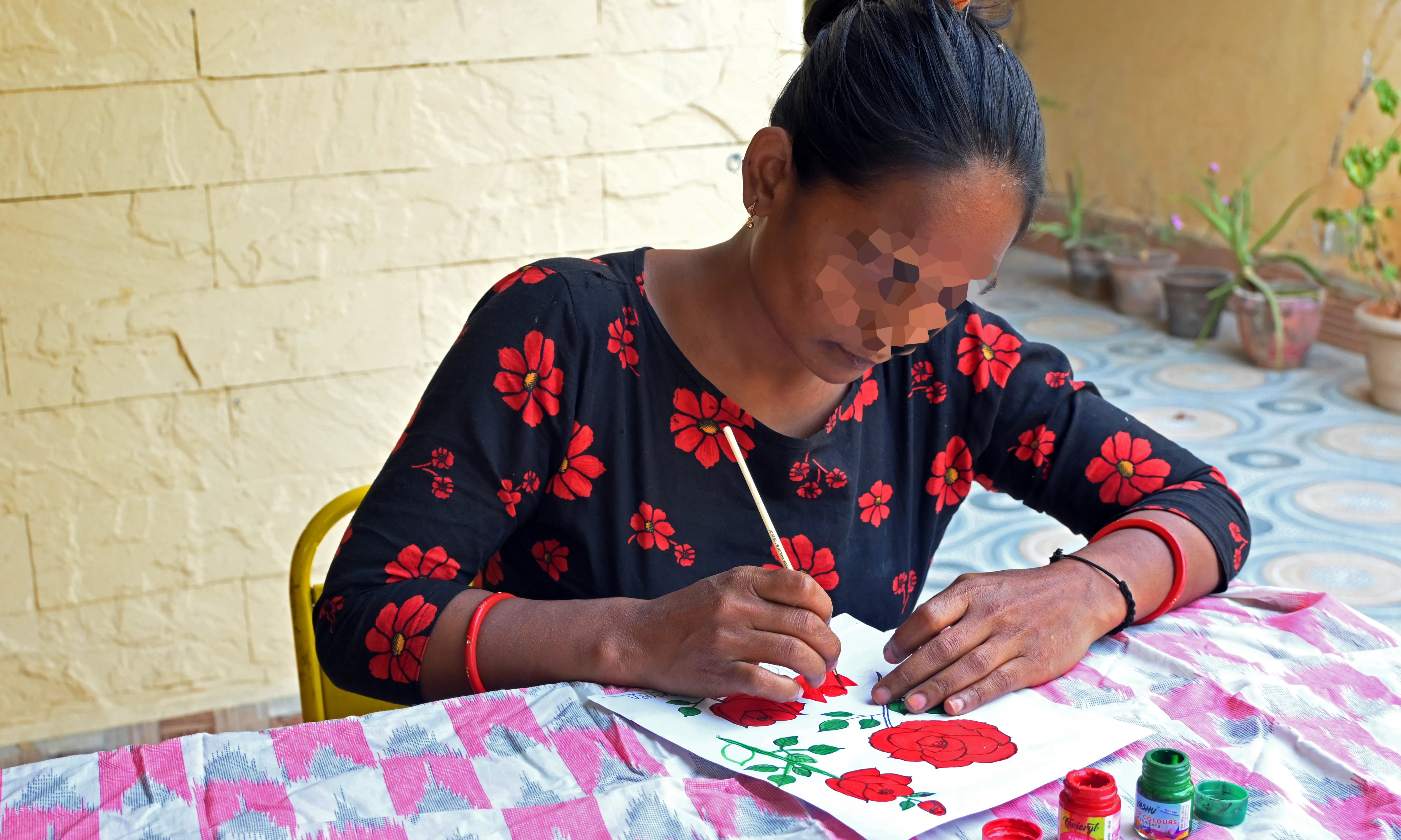 Les roses solidàries de Sonrisas de Bombay estan fetes a mà per supervivents del tràfic de persones.