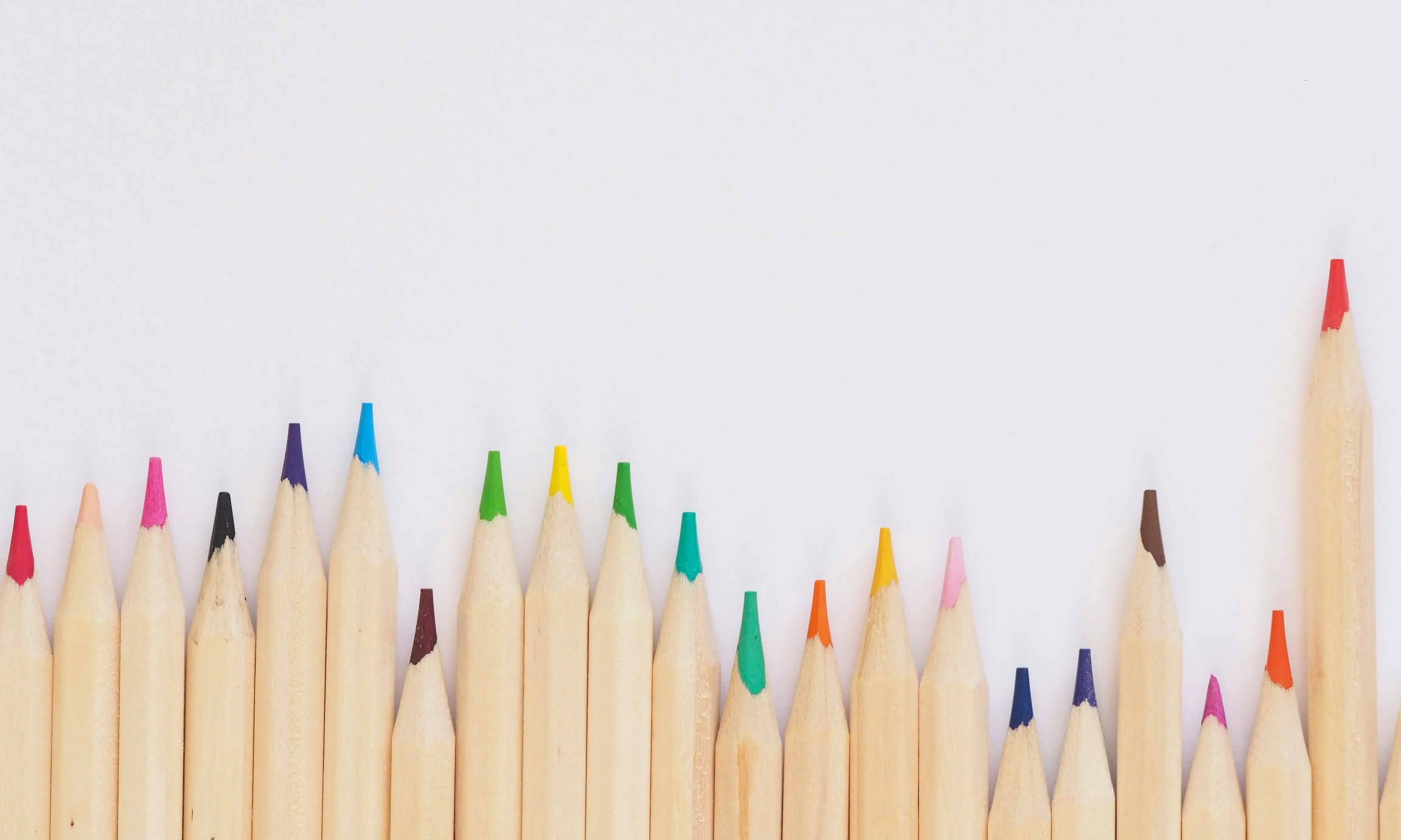 Llapisos de colors que simbolitzen la diversitat a l'escola.