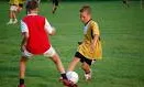 Nens jugant a futbol