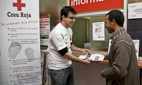 Un voluntari de la Creu Roja de Terrassa aten una persona 