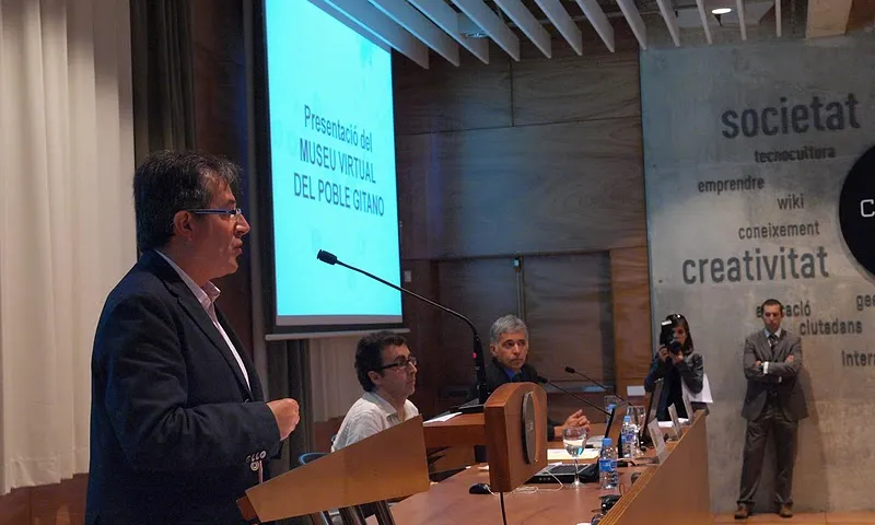 El conseller Jordi Ausàs a la presentació del Museu Virtual del Poble Gitano
