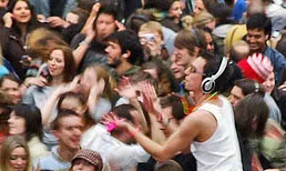 Flashmob: Un grup de persones es reuneix de sobte en un lloc