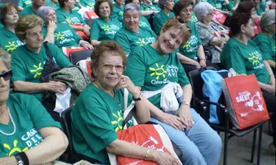 Dones grans participant en un acte