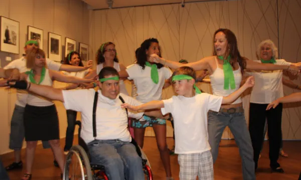 La coreografia s'ha gravat en vídeo perquè tothom pugui practicar-ho a casa