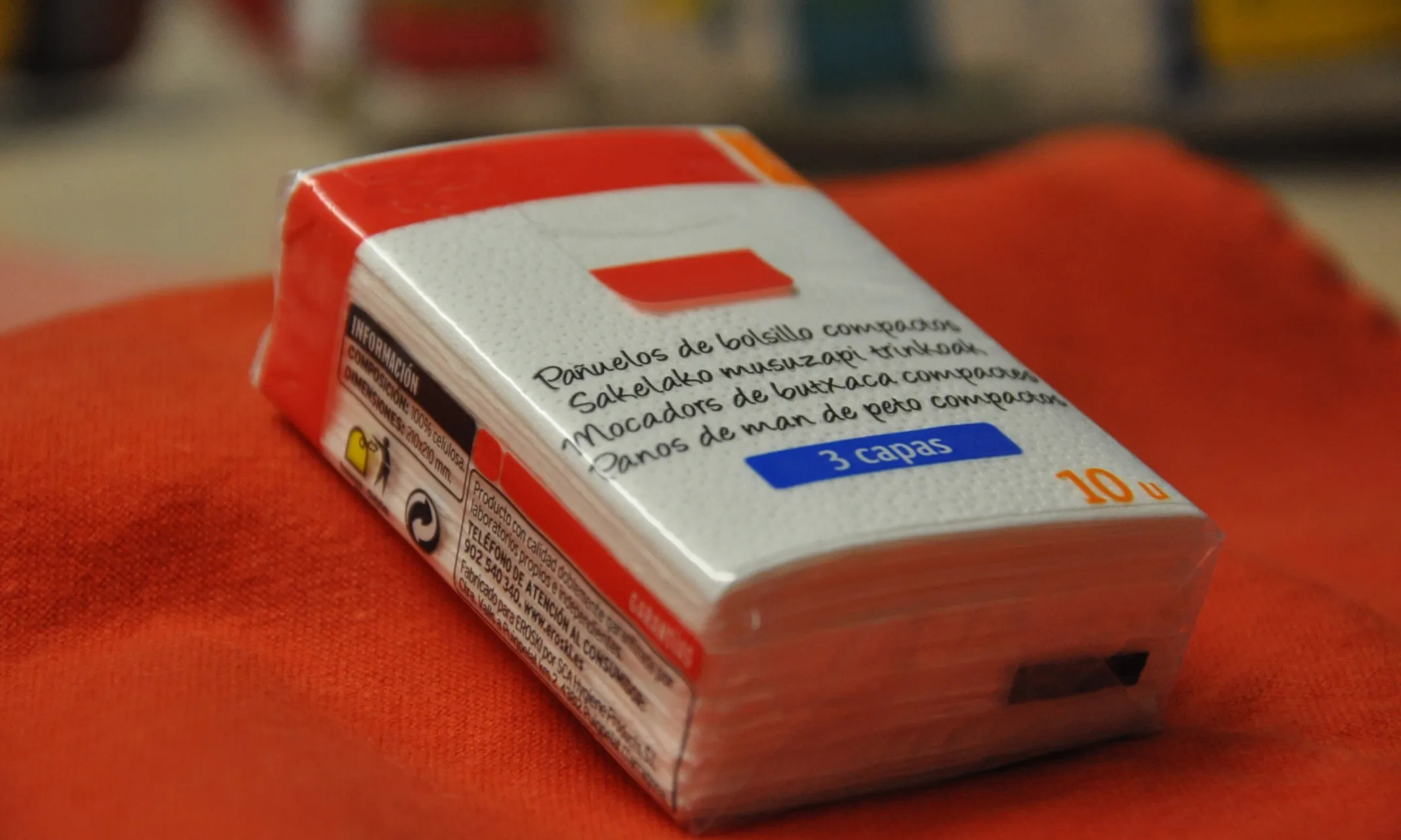 Paquet de mocadors etiquetat en espanyol, euskera, català i gallec