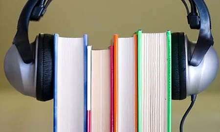 Imatge d'uns llibres amb auriculars, per Jeff Daly
