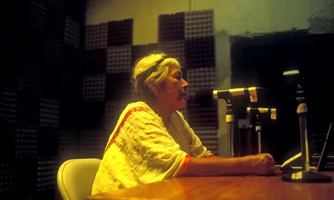 Dona participant a ua ràdio comunitària de Llatinoamérica: desdeabajo.info