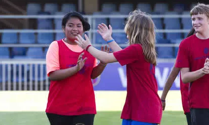 Joves jugant futbol al programa FutbolNet. Foto de la Fundació FC Barcelona