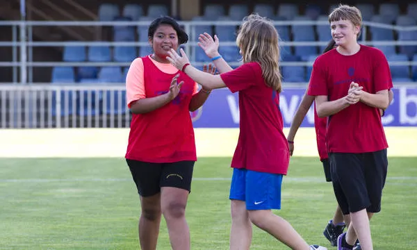 Joves jugant futbol al programa FutbolNet. Foto de la Fundació FC Barcelona