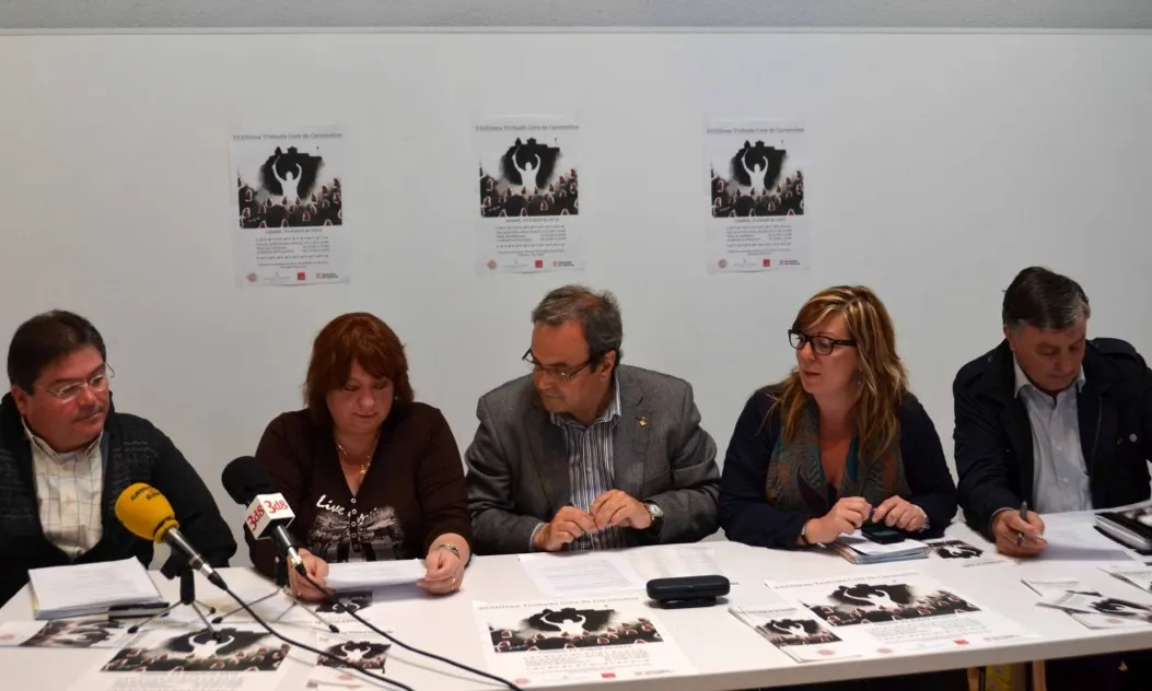 Membres del Cor Orfeó Calafellenc, l'Ajuntament de Calafell i dels Cors de Clavé