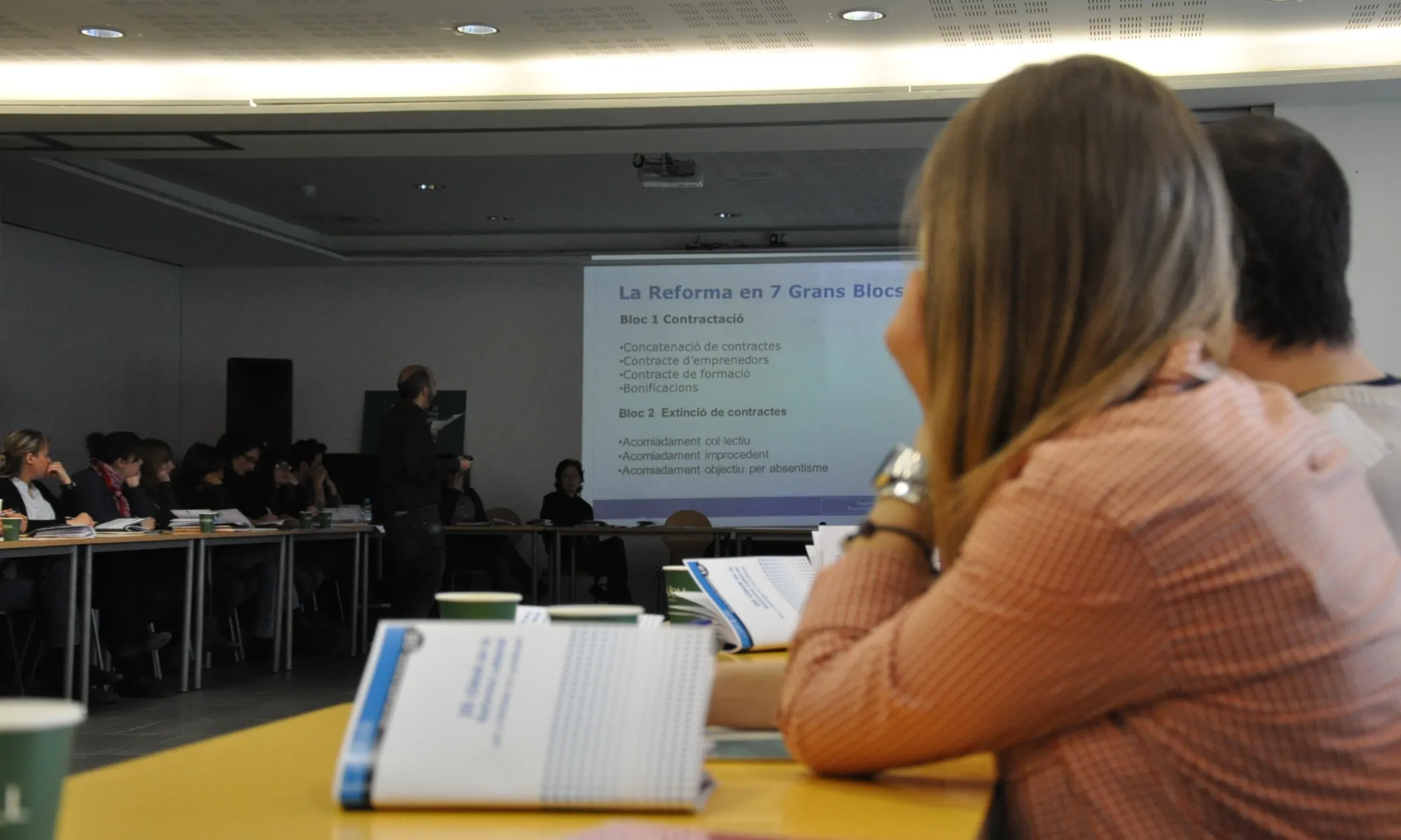Fotografia dels assistents escoltant la ponència