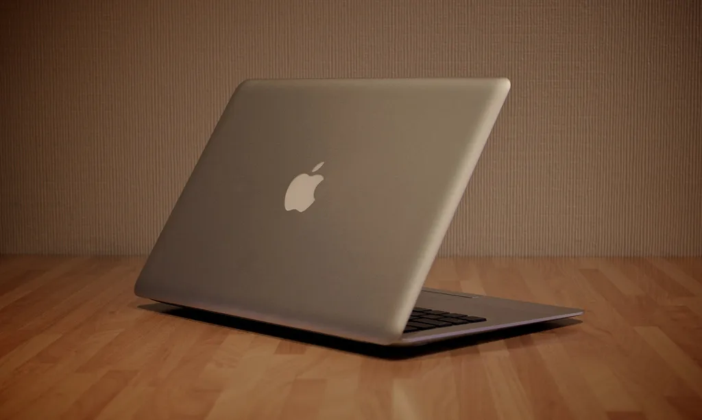 Un Macbook en perill. Fotografia realitzada per Nathan Makan. 