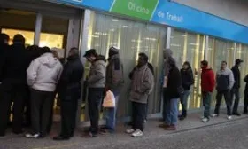 Persones fent cua a la oficina de treball de la Generalitat
