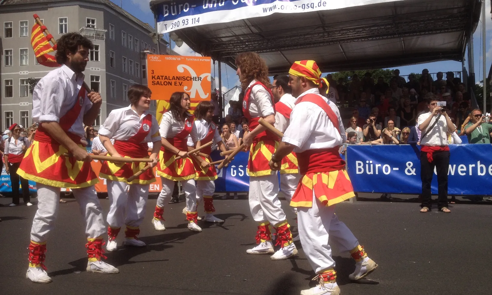 Actuació dels Bastoners de Llorenç del Penedès a Berlín 2012