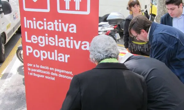 Un grup de persones signen per la ILP