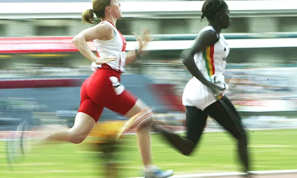 Fotografia d'atletes Special Olympics corrent una cursa