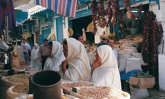 Dones de Tunísia comprant en un mercat. Font: Kalipedia