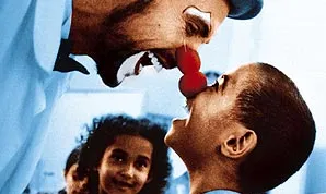 Clown voluntari amb infants. Font: Voluntarios hondureños en acción