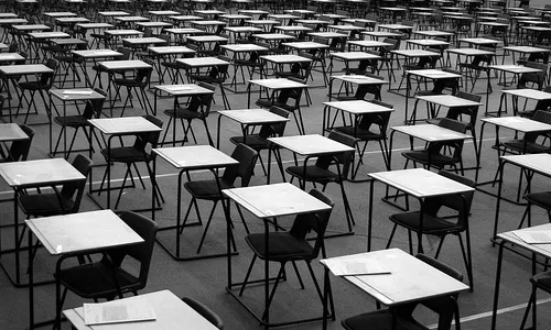 L'aula buida esperant els alumnes