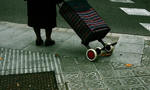 Una senyora gran anant a comprar