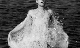 man jumping into the water. Font: african fi (Stock.xchng)