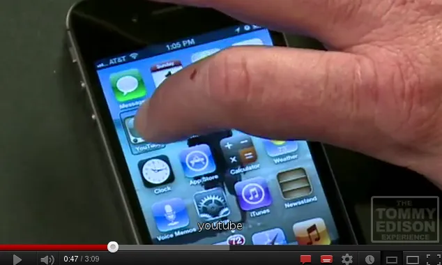 Tommy Edison explicant com utilitza el seu iPhone