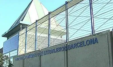 Façana del Centre d'internament per estrangers de Barcelona