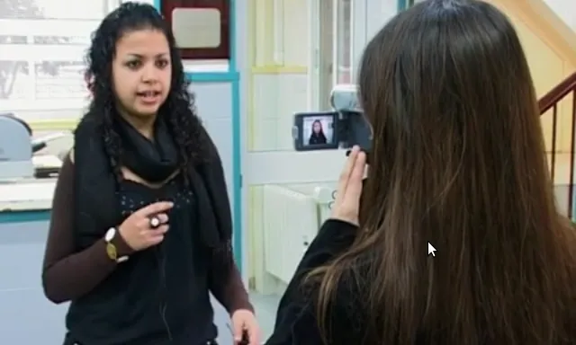 Fotograma del documental sobre Marianao que mostra un moment de la gravació