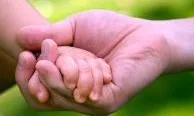 Imatge de la mà d'un infant
