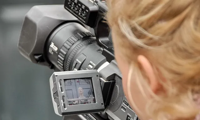 Una jove realitza un vídeo